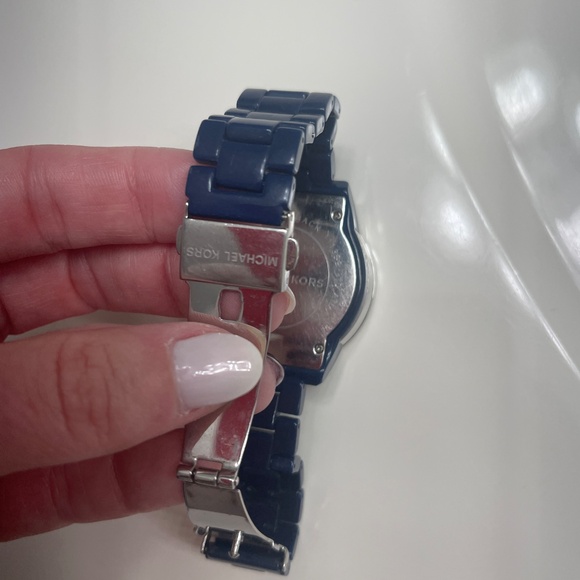 Michael kors blue watch w diamond chips - Picture 4 of 5